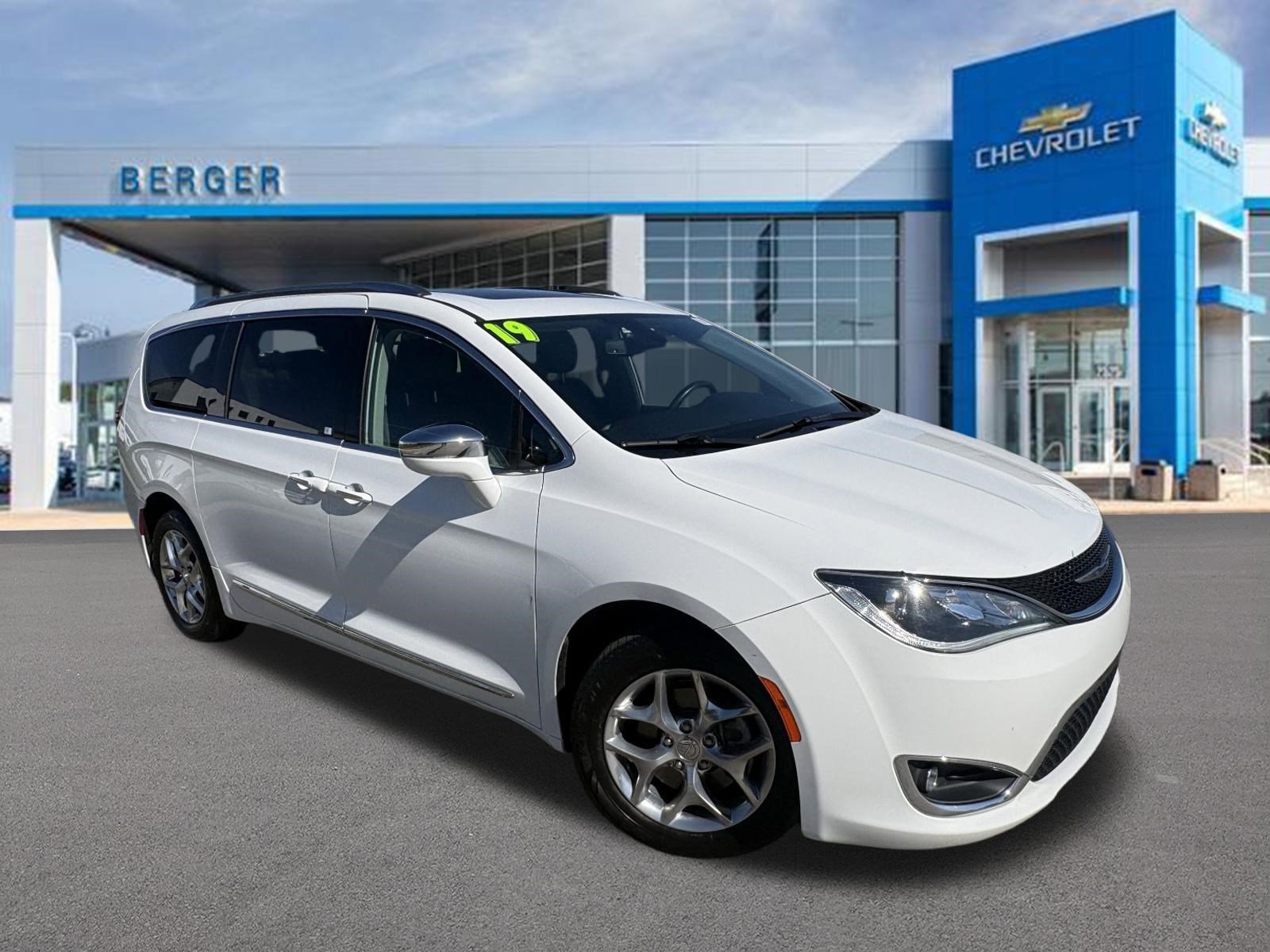 2019 Chrysler Pacifica Limited's photo