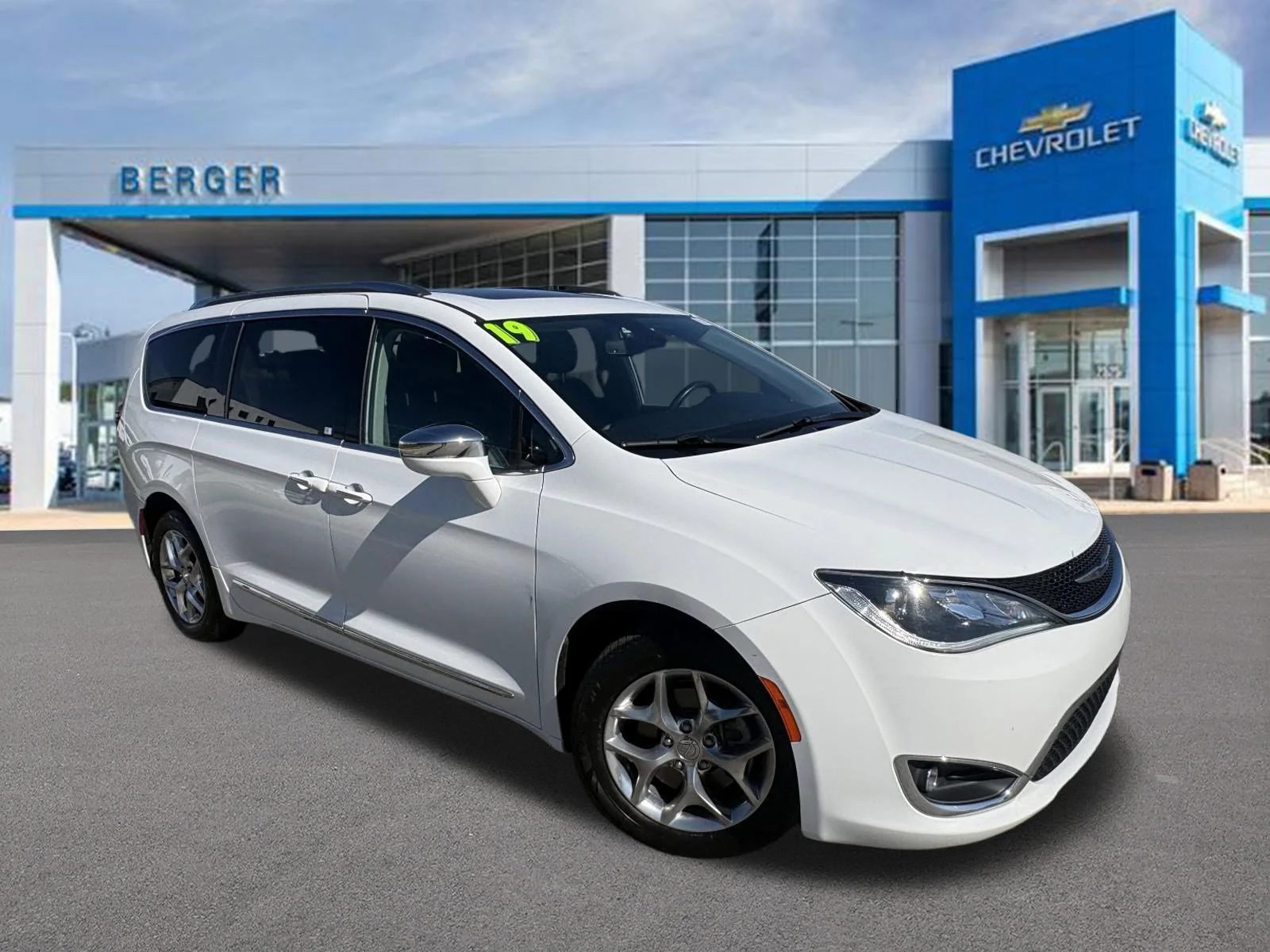 2019 Chrysler Pacifica Limited's photo