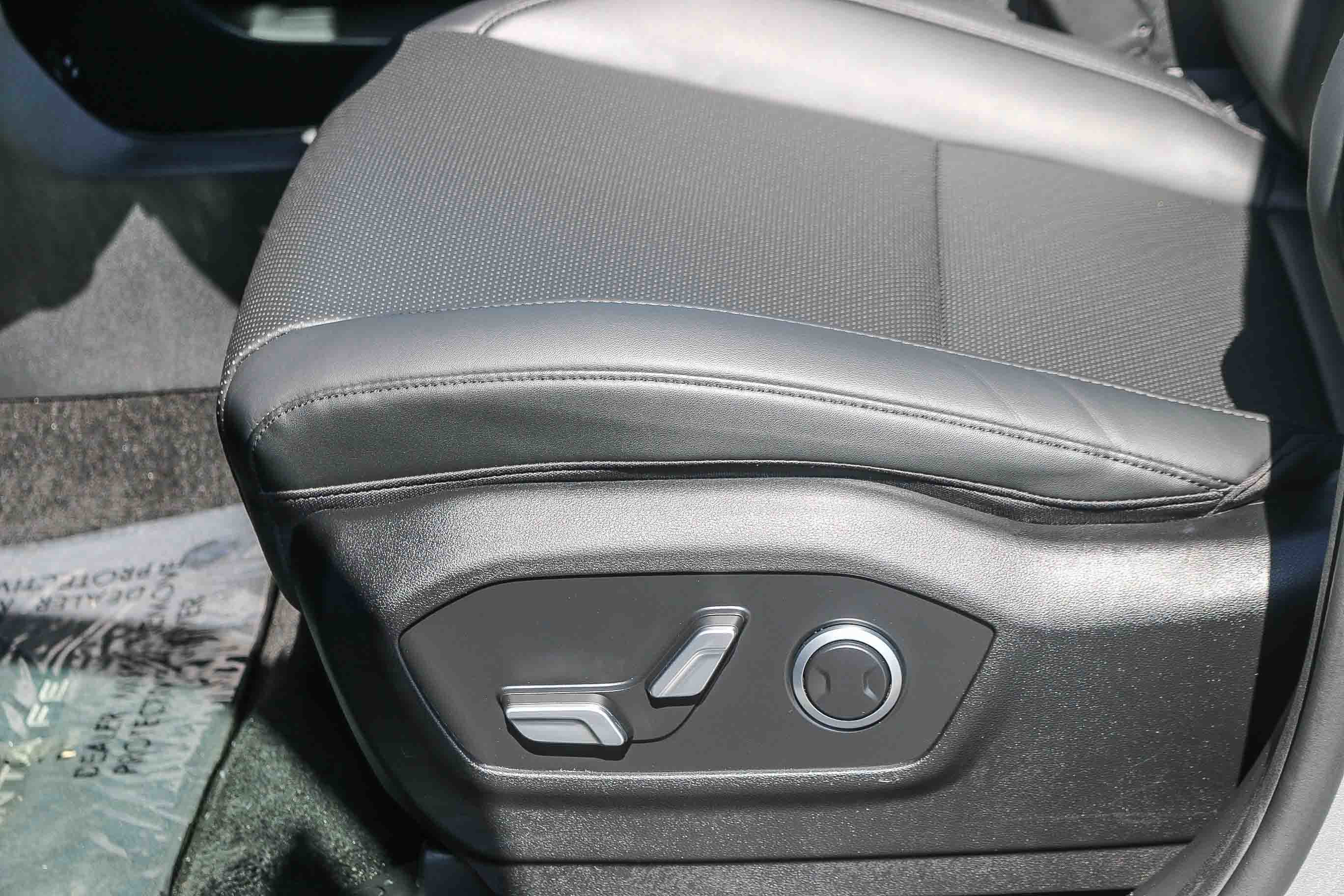 Certified Used 2025 Shimmering Silver Hyundai SEL image 21