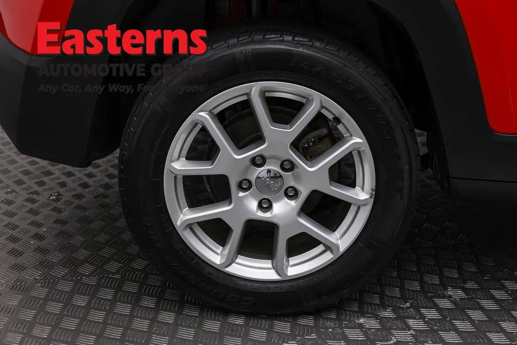 Used 2021 Red Jeep Latitude image 30