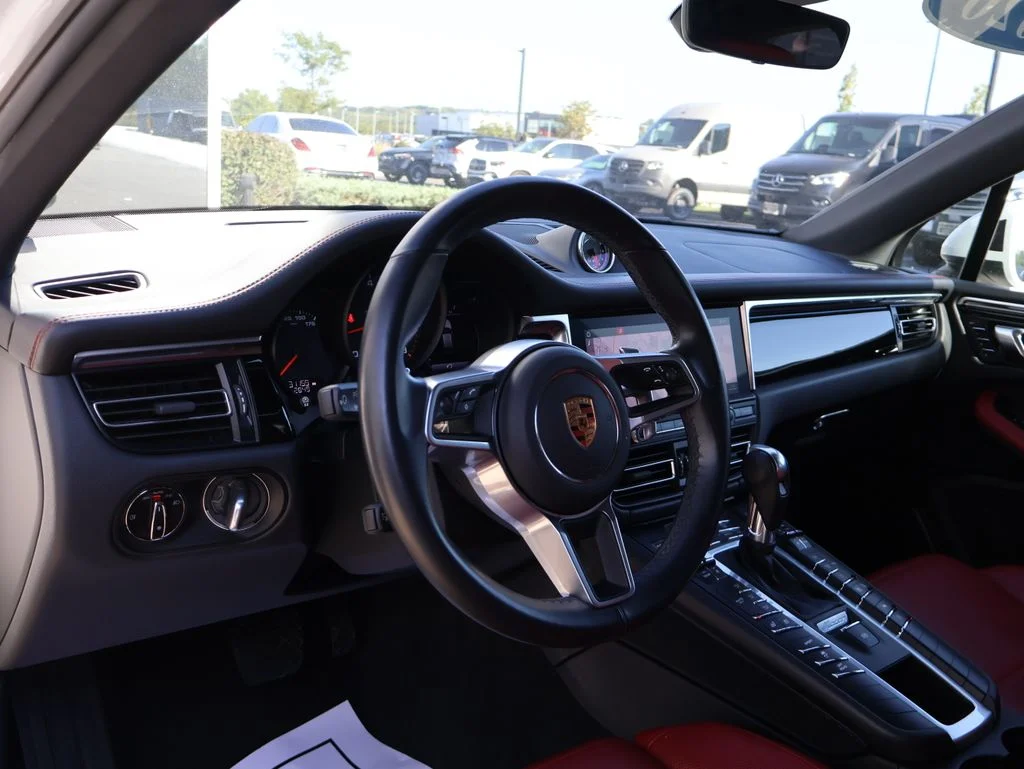 Used 2020  Porsche Base image 17