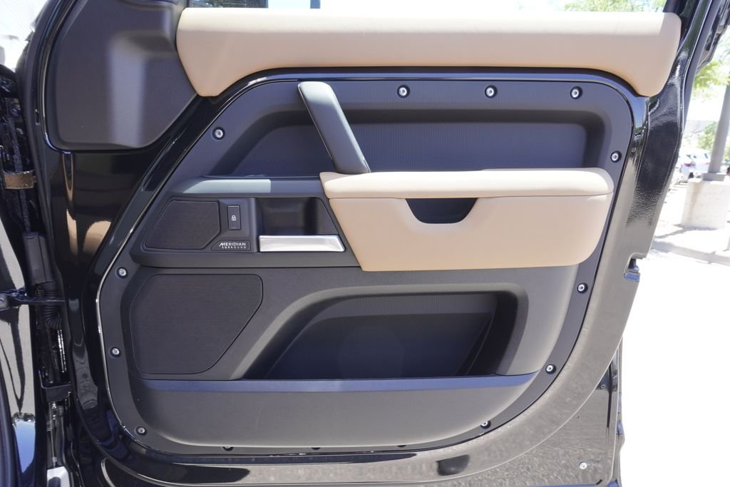 New 2026 Santorini Black Land Rover X-Dynamic SE image 21