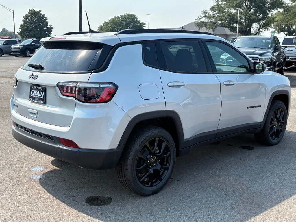 New 2026 Silver Zynith Metallic Clear-Coat Exterior Paint Jeep Latitude image 8