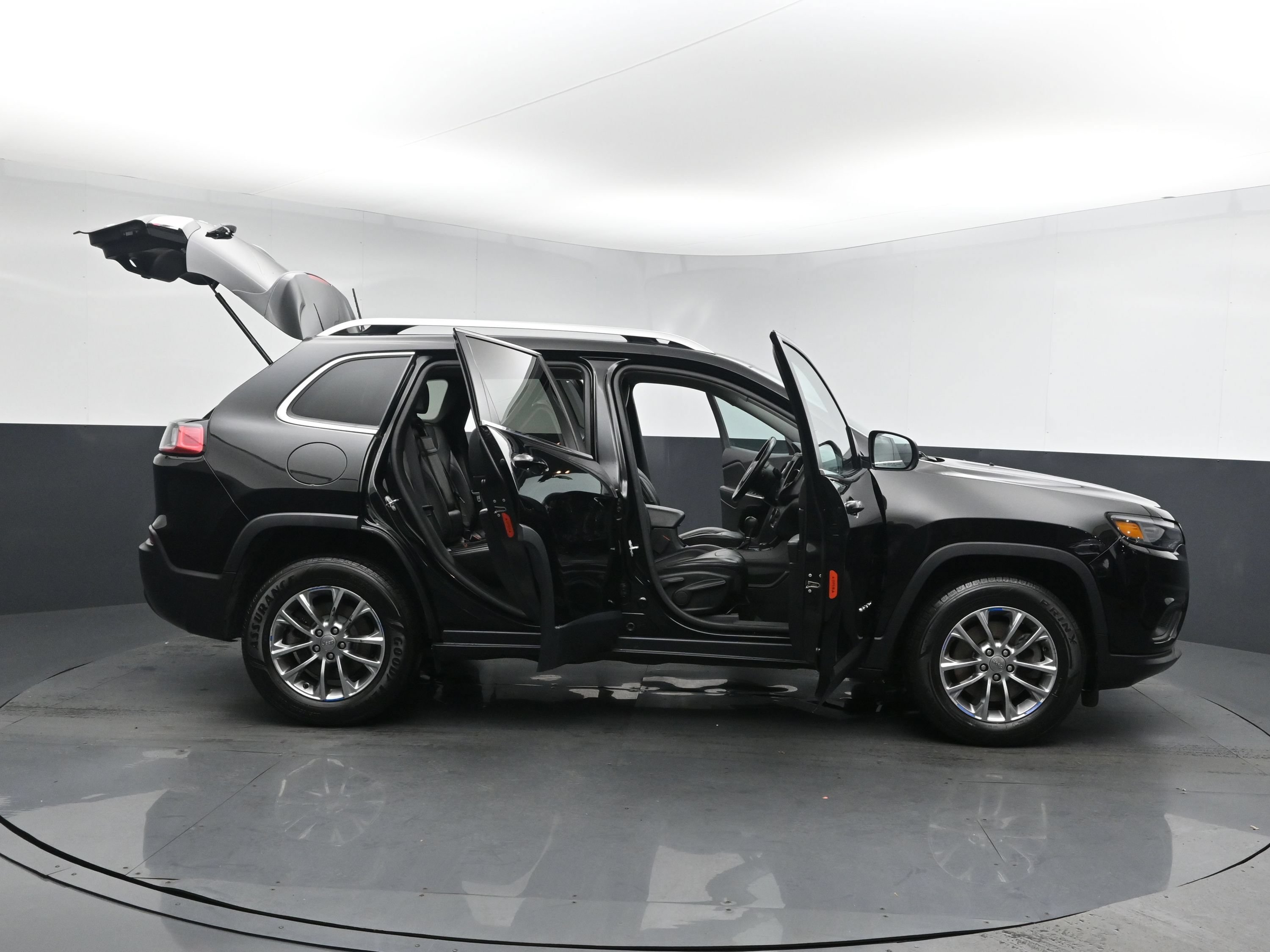 Used 2019 Diamond Black Crystal Pearlcoat Jeep Latitude Plus image 26