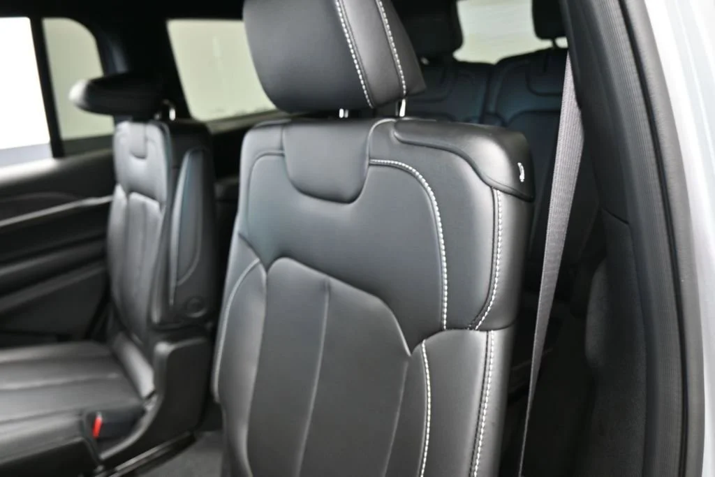 Used 2025 Silver Jeep Limited image 33