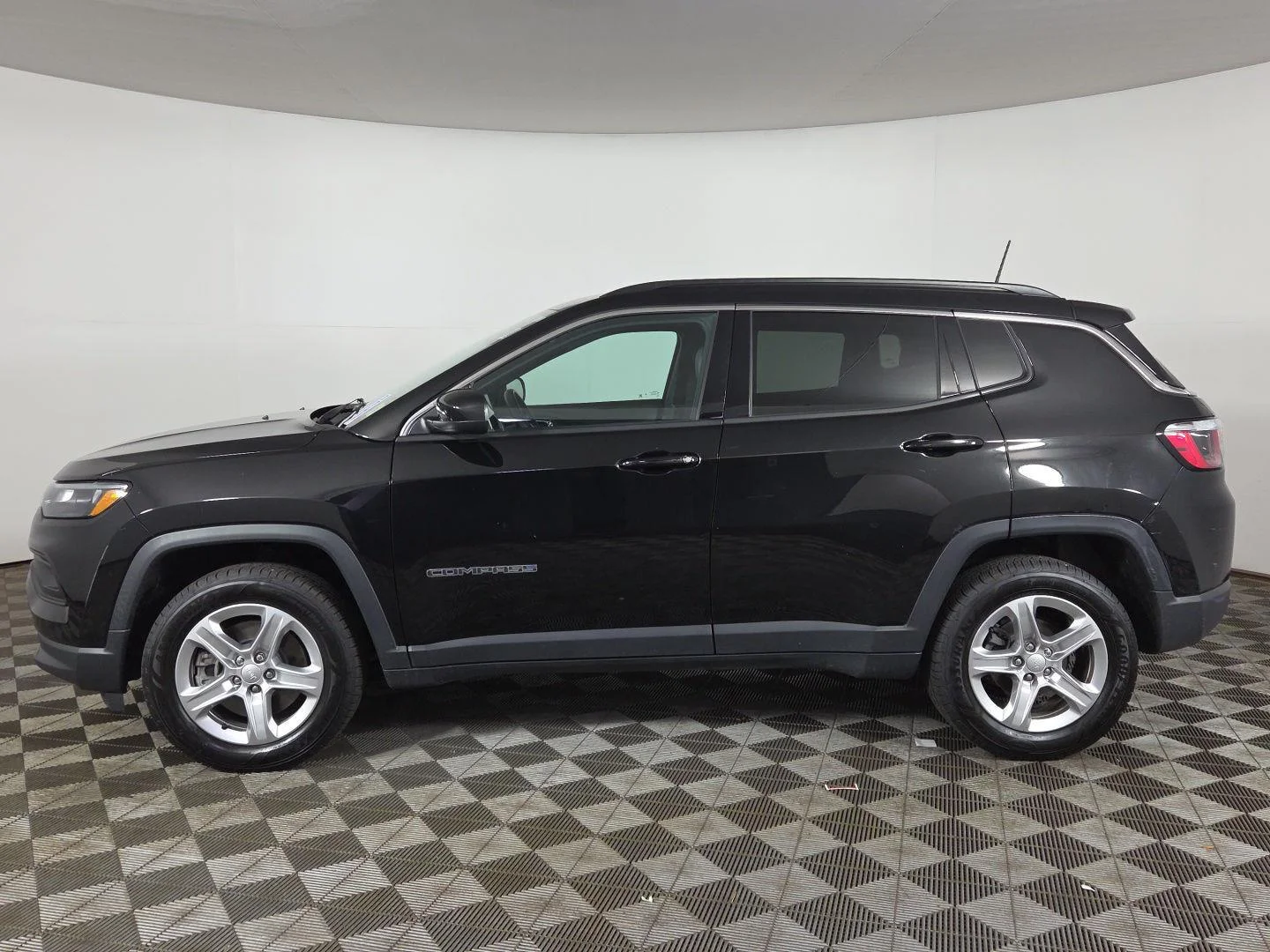 Used 2023 Diamond Black Crystal Pearlcoat Jeep Latitude image 3