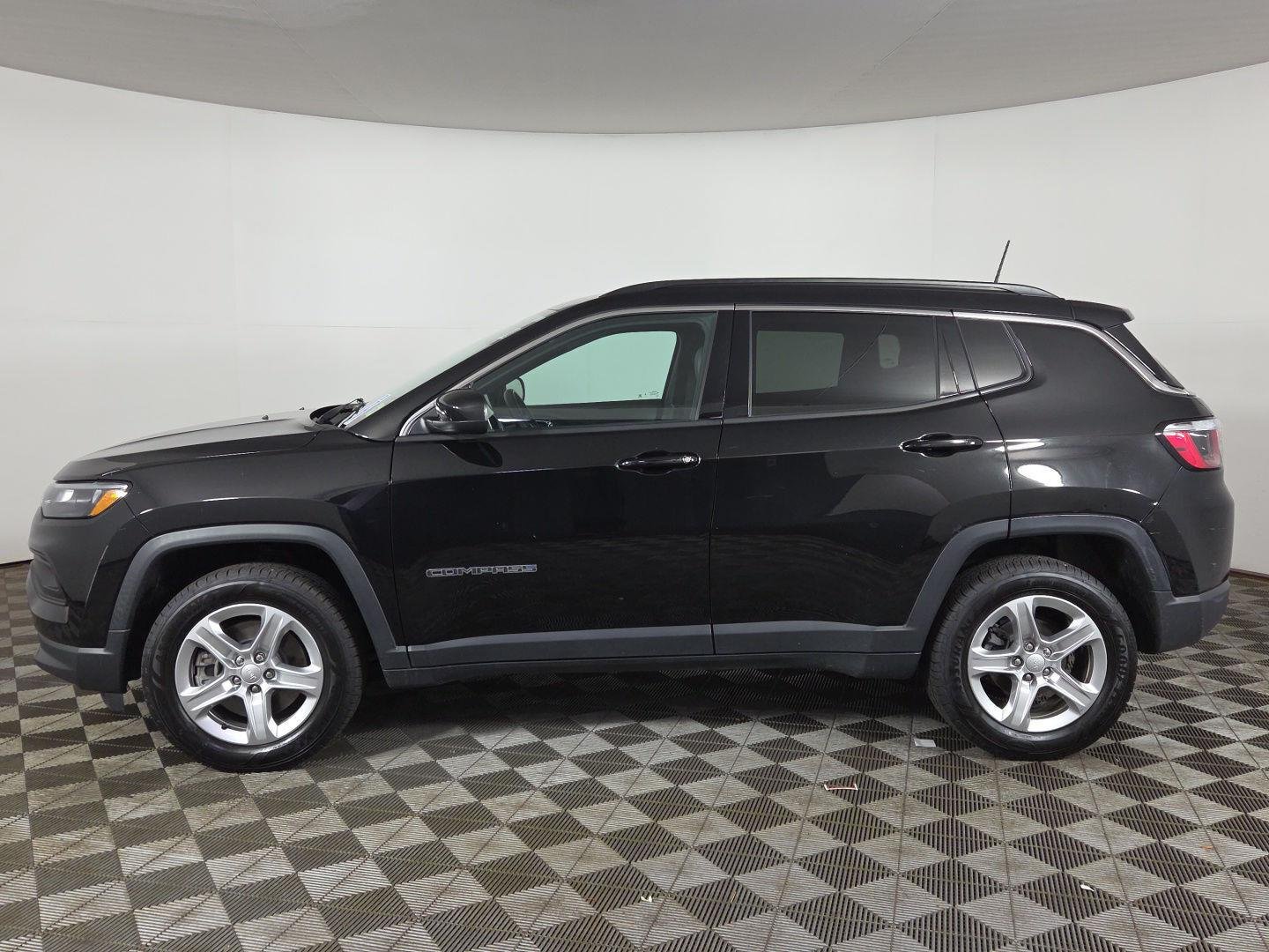 Used 2023 Diamond Black Crystal Pearlcoat Jeep Latitude image 3