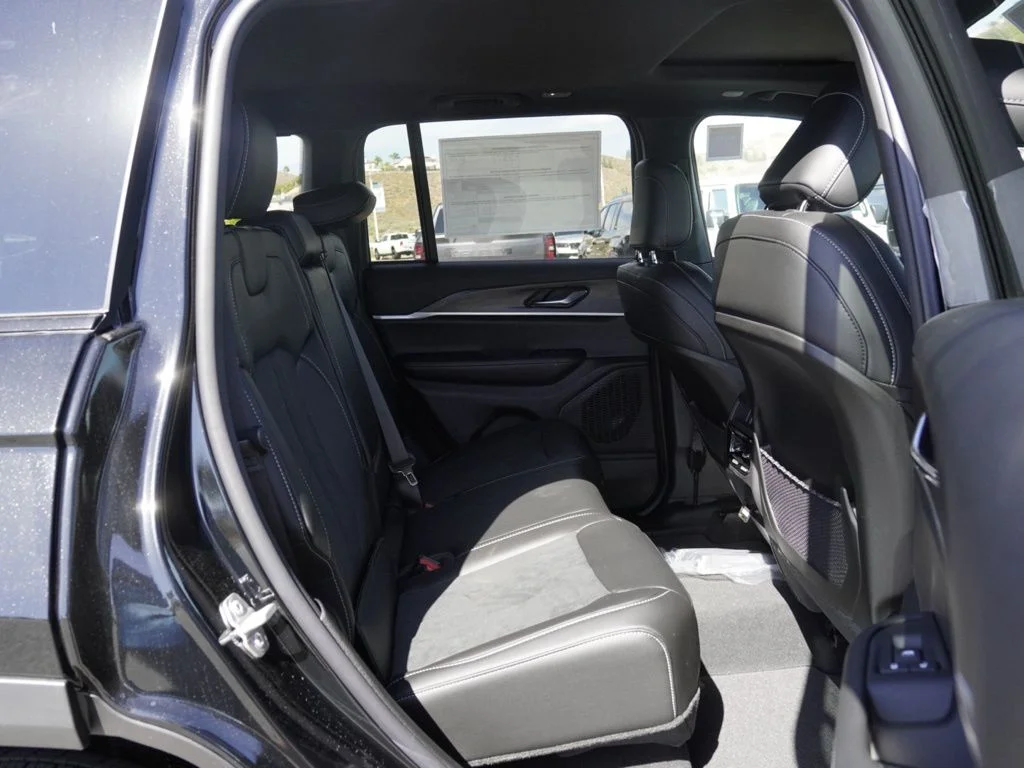 New 2026 Diamond Black Crystal Pearl-Coat Exterior Paint Jeep Laredo Altitude image 24