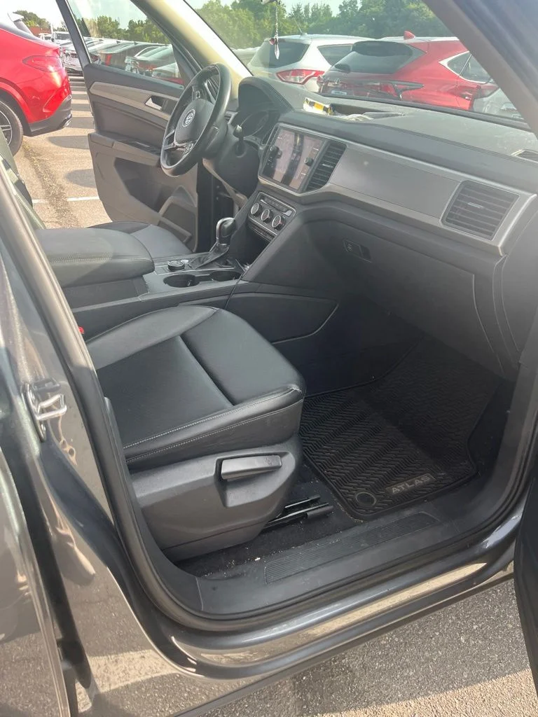 Used 2018 Gray Volkswagen 3.6L V6 SE image 13