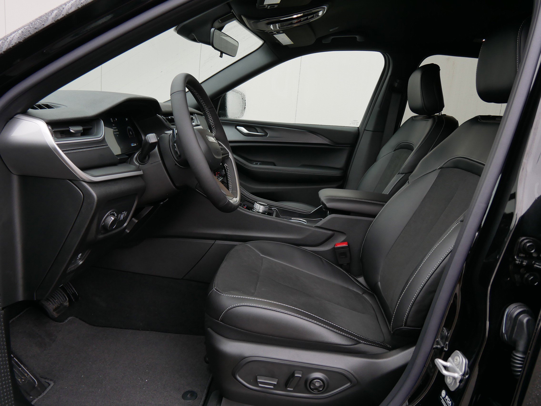 New 2025 Diamond Black Crystal Pearl-Coat Exterior Paint Jeep Altitude image 6
