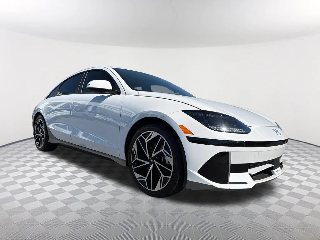 Used 2024 White Hyundai SEL image 3