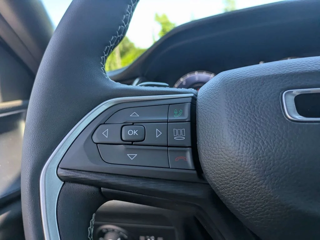 New 2026 Bright White Clear-Coat Exterior Paint Jeep Laredo X image 29