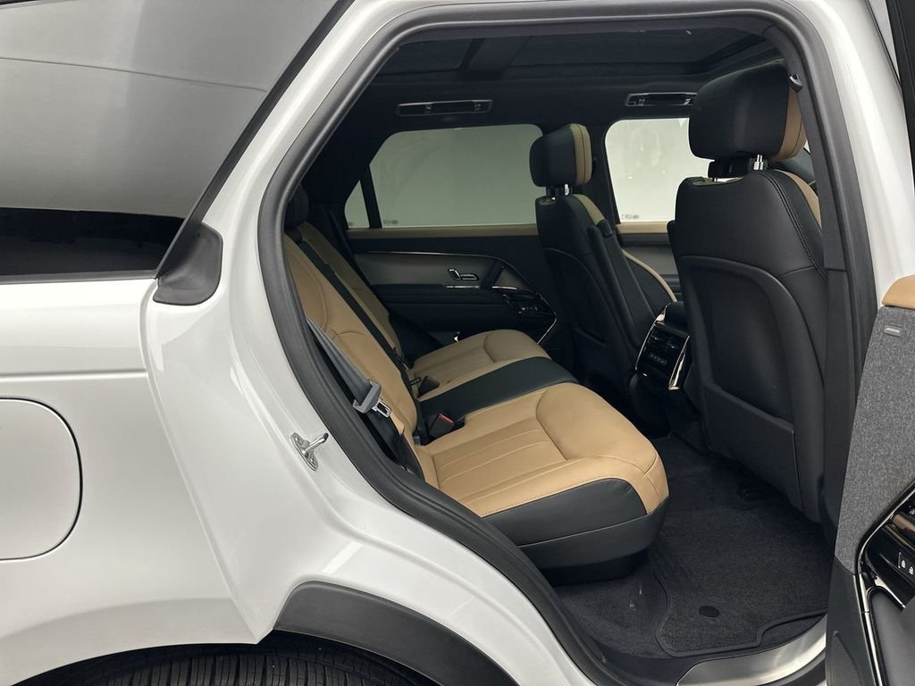 Used 2024 Fuji White Land Rover Dynamic SE image 12