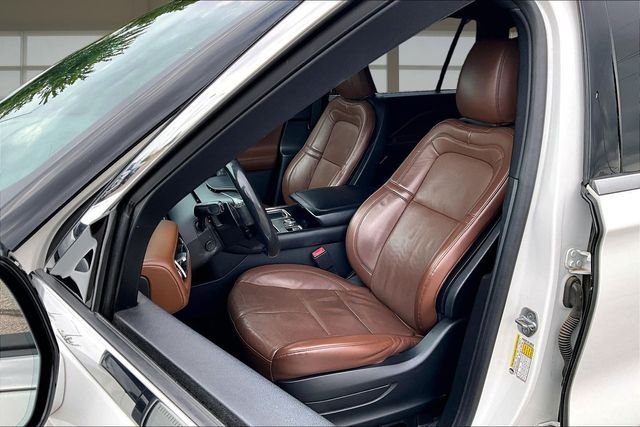 Used 2021 White Lincoln Reserve image 25