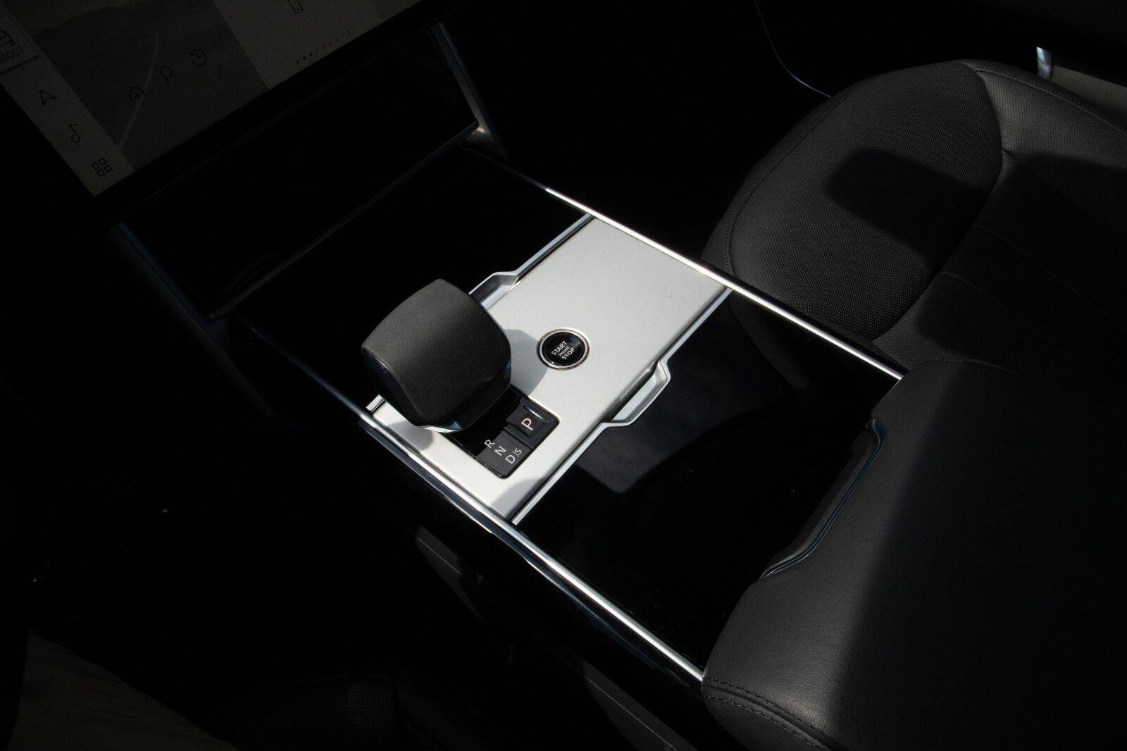 Used 2024 GREEN Land Rover SE image 8