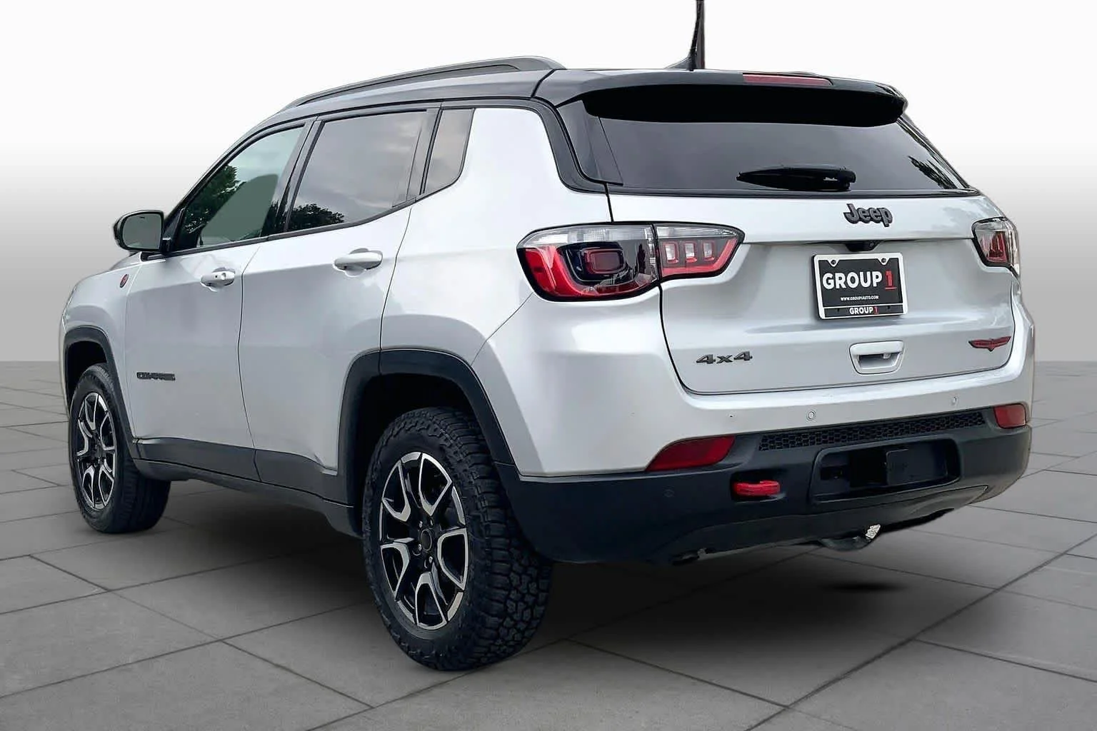 Used 2025 Silver Zynith Metallic Clearcoat Jeep Trailhawk image 12