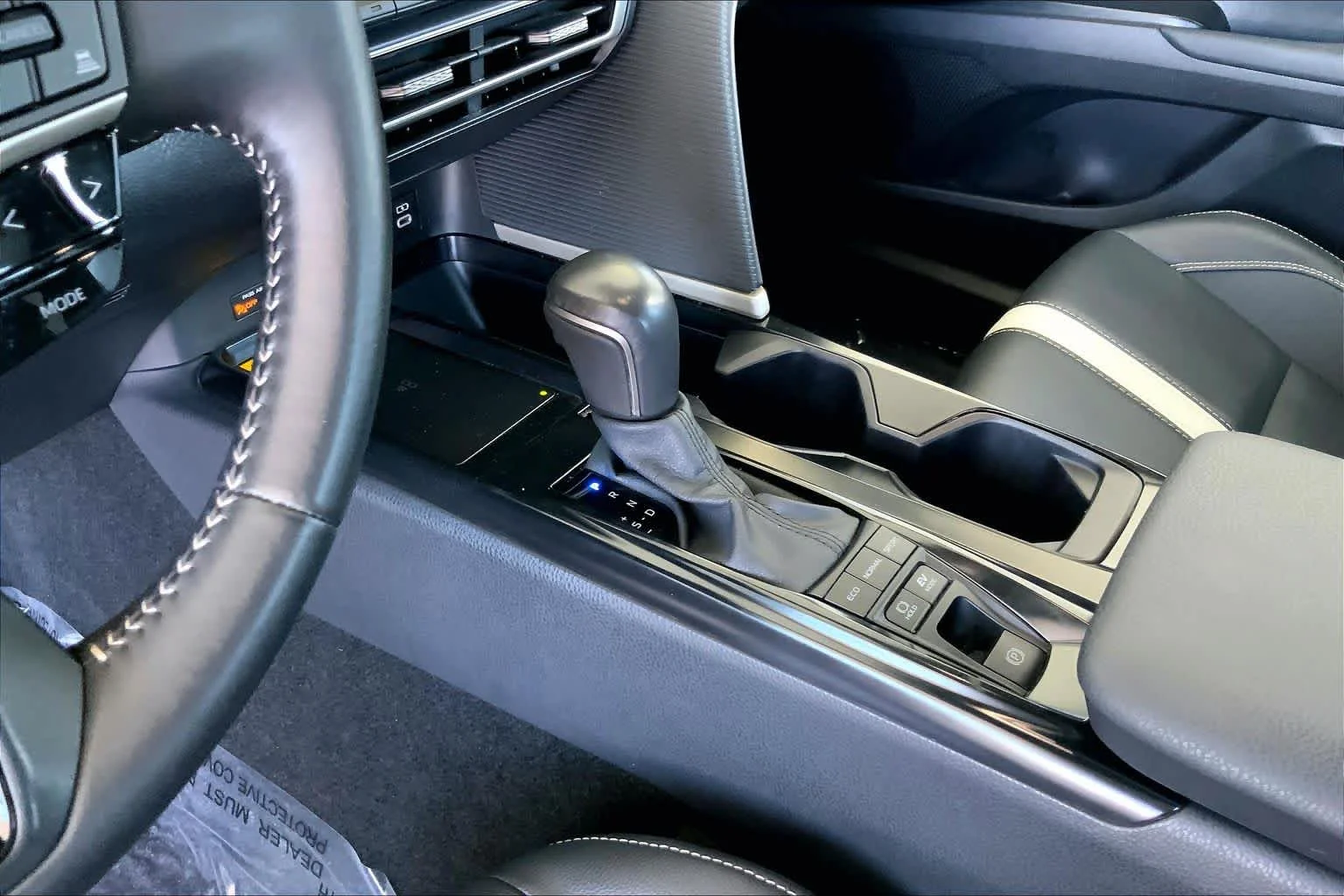 2025 Toyota Camry SE - Photo 17