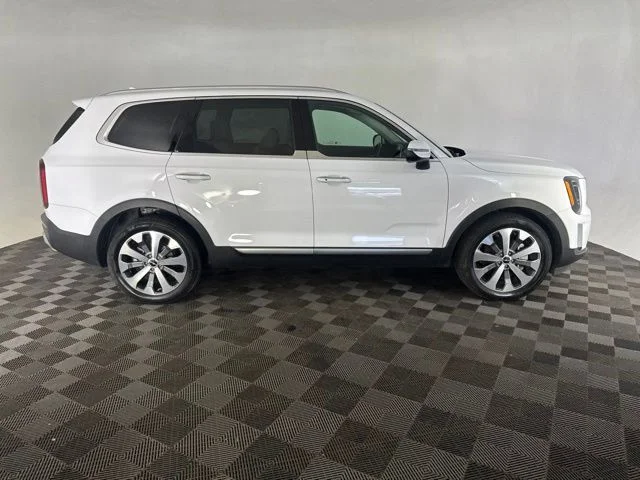 Used 2022 White Kia S image 6
