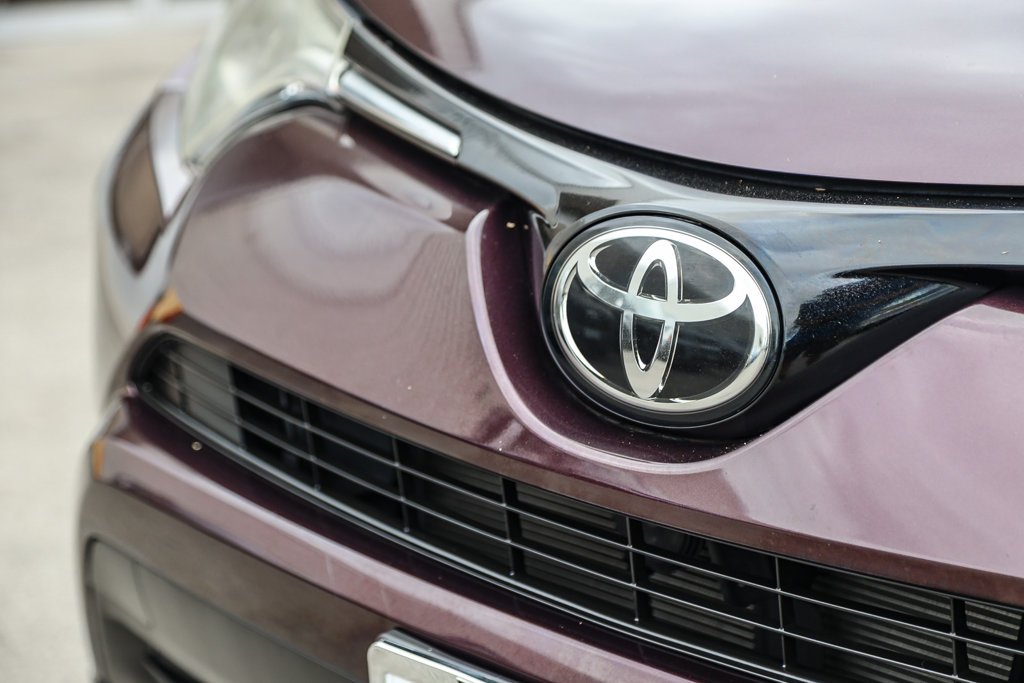 2017 Toyota RAV4 LE - Photo 11