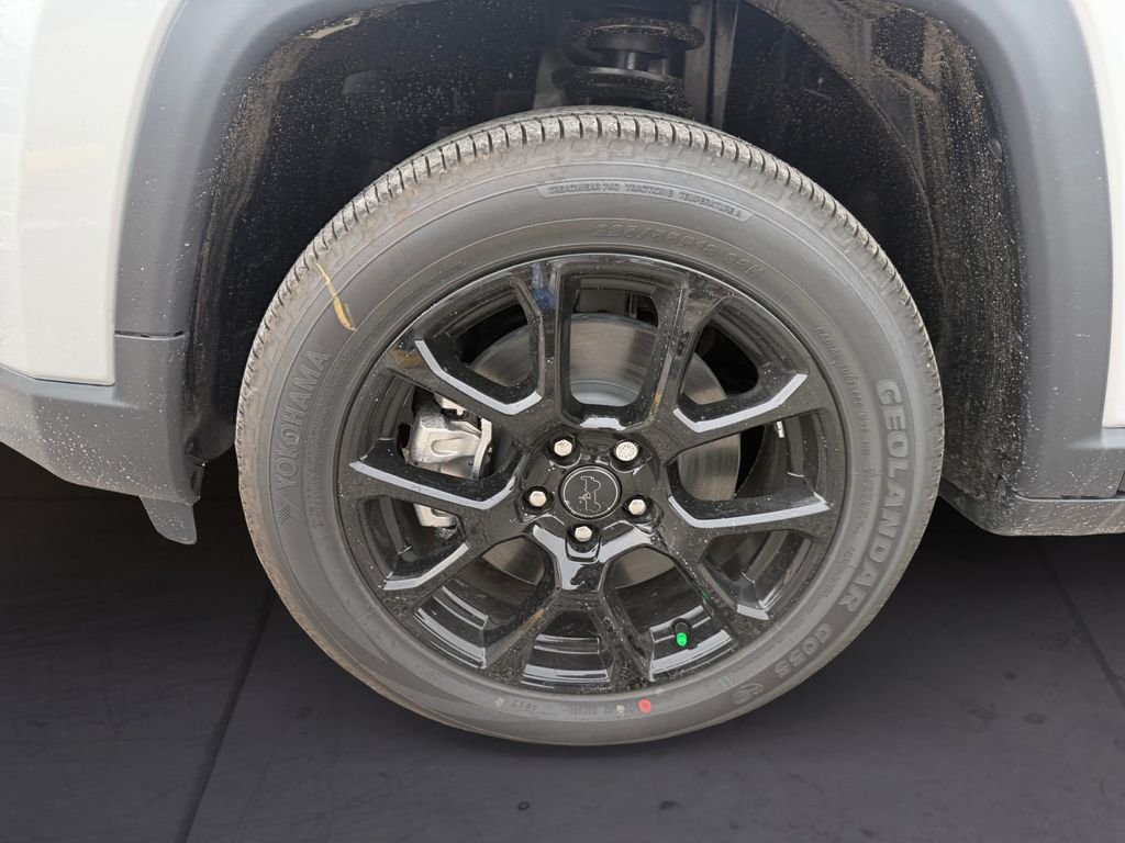 New 2026 Silver Zynith Metallic Clear-Coat Exterior Paint Jeep Latitude image 9