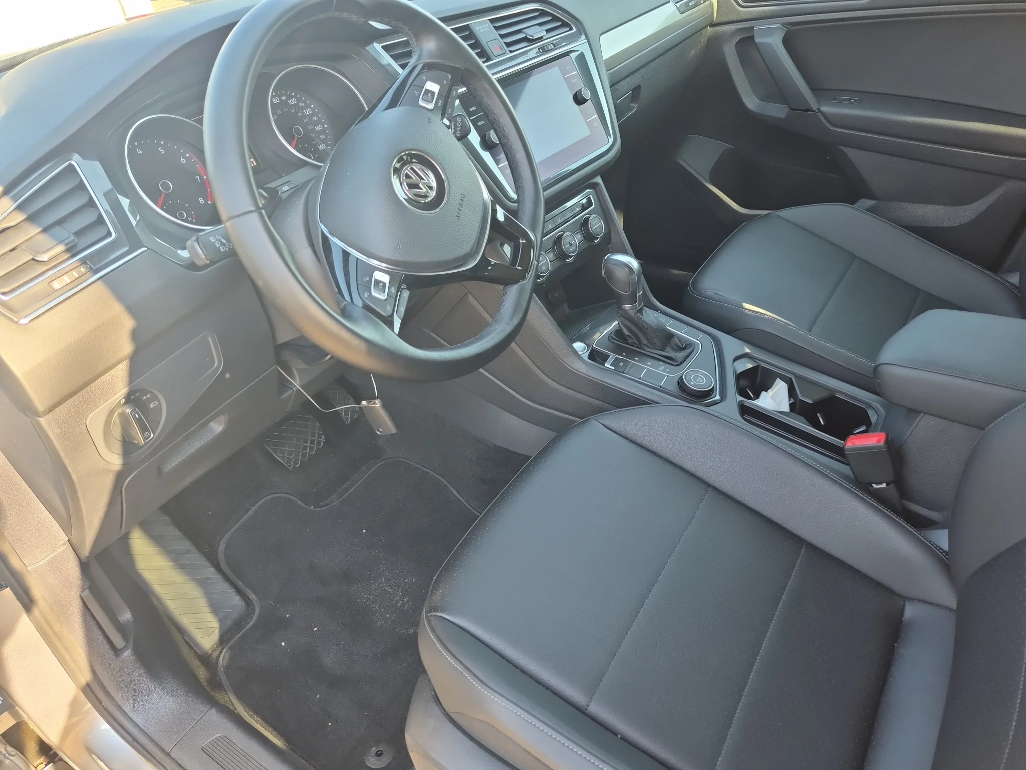 Used 2019 Pyrite Silver Metallic Volkswagen SEL image 3