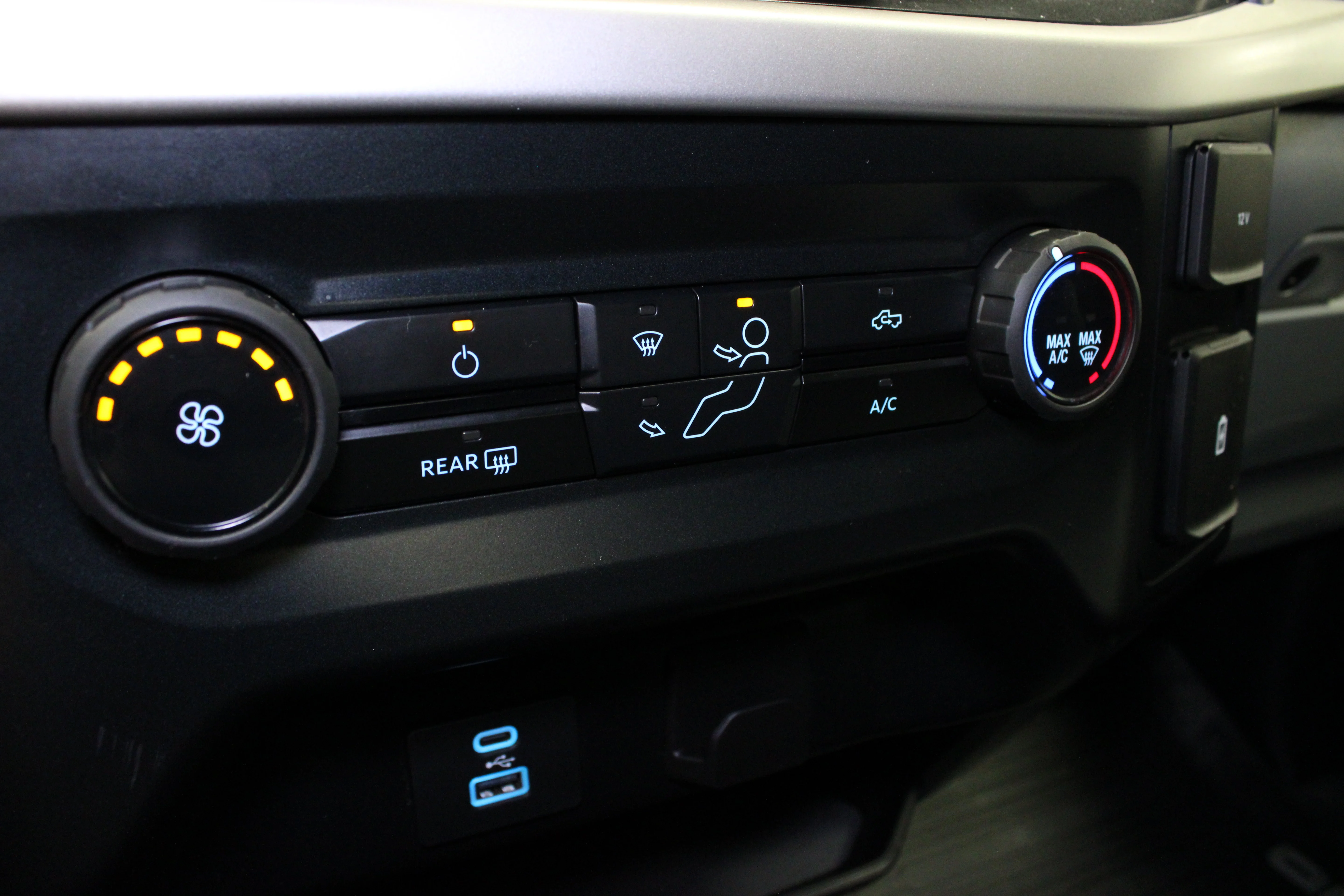Used 2023 Oxford White Ford XLT image 24