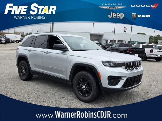 Used 2024 Silver Jeep Laredo image 1