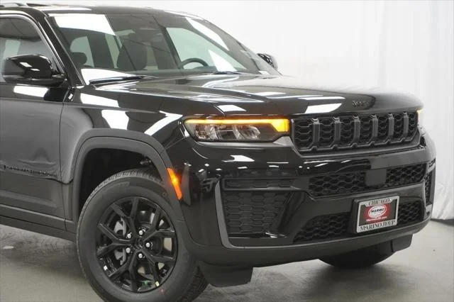 New 2026 Diamond Black Crystal Pearl-Coat Exterior Paint Jeep Laredo image 34