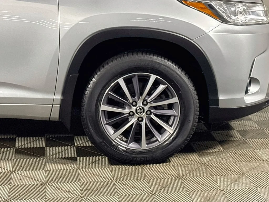 Used 2018 Silver Toyota XLE image 24