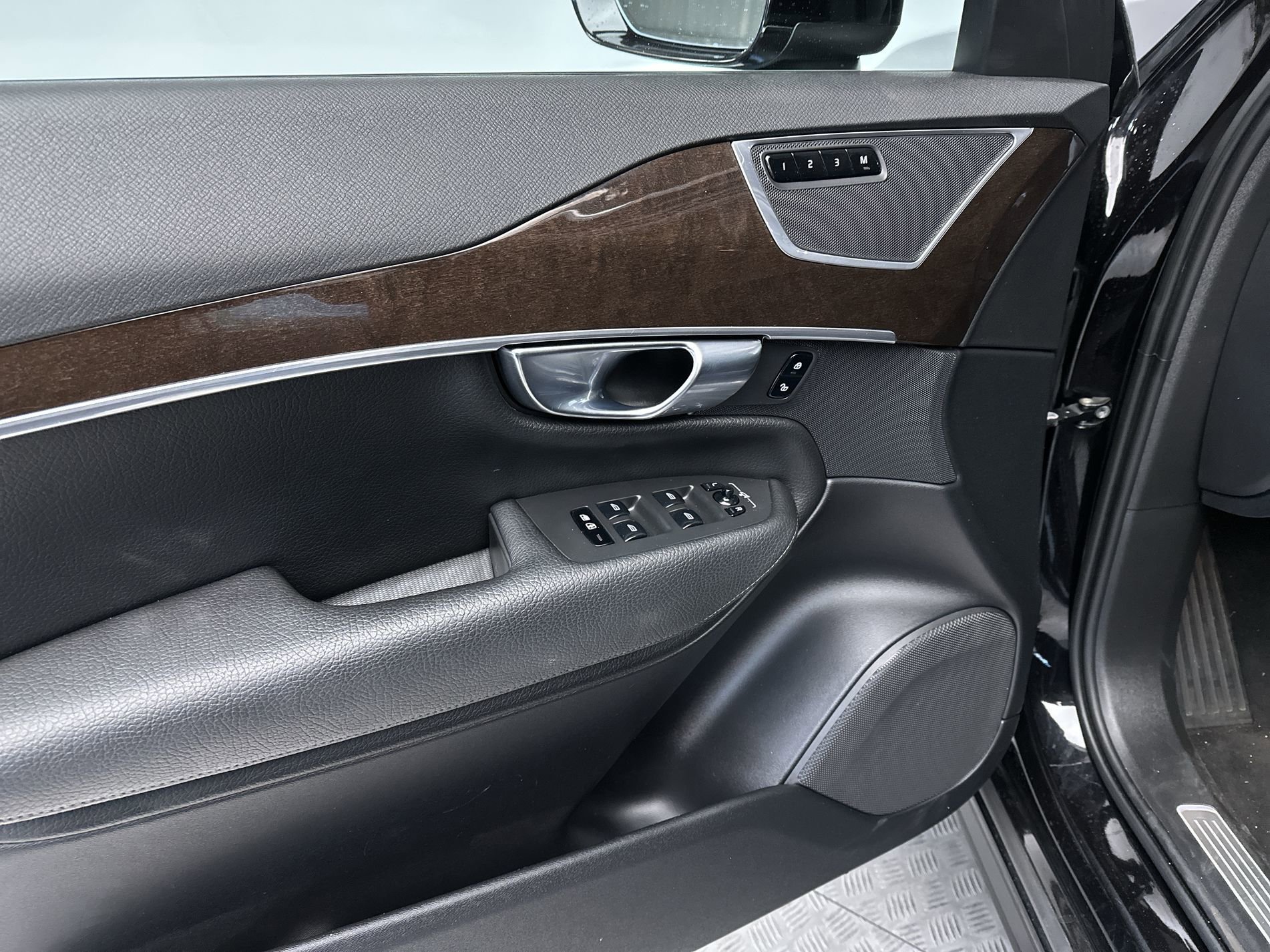 Used 2018 Onyx Black Metallic Volvo Momentum image 15