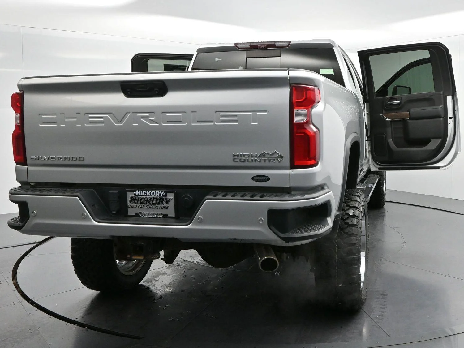 Used 2020 Silver Ice Metallic Chevrolet High Country image 44