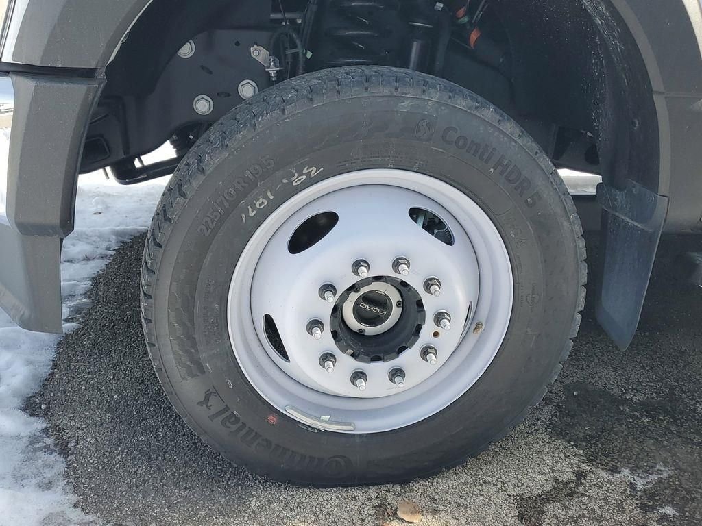 New 2025 Oxford White Ford F-550® XL image 31