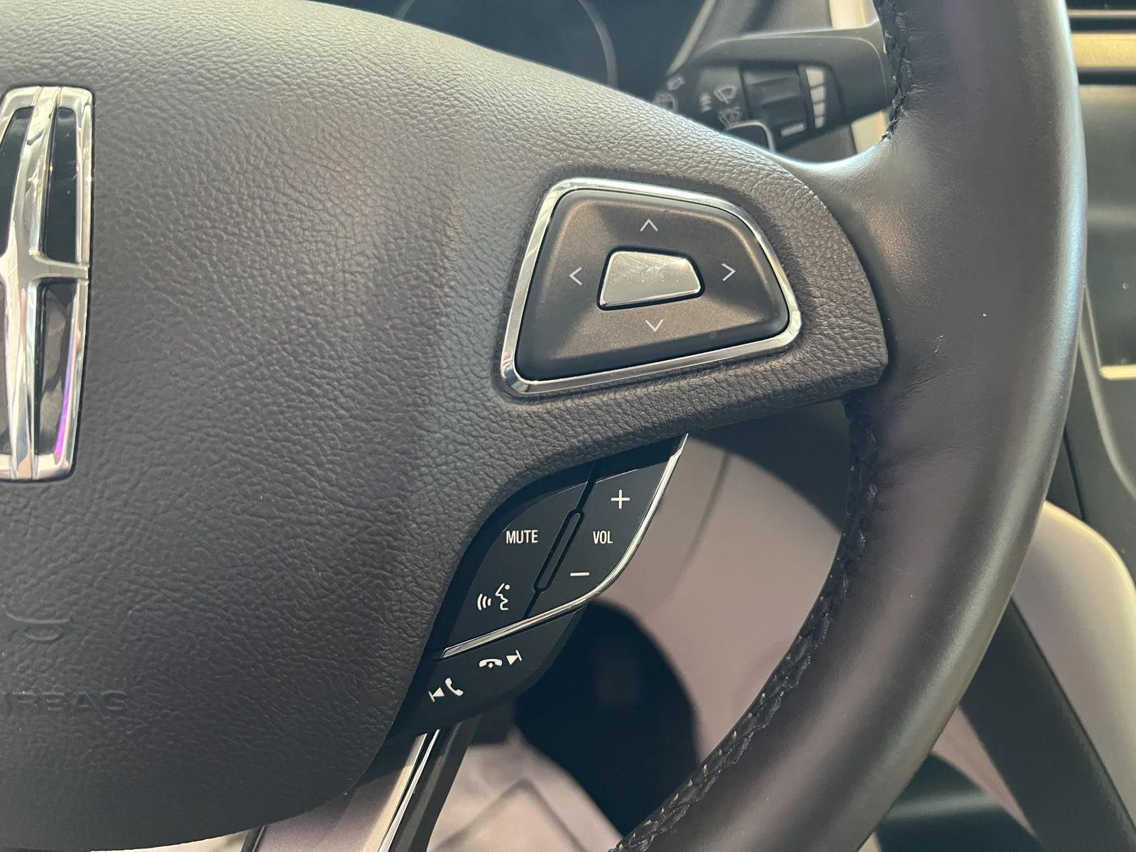 Used 2019  Lincoln Reserve image 21