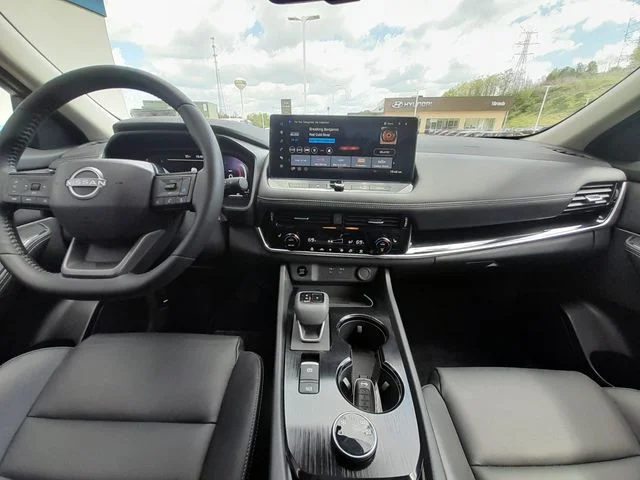 Used 2025 Gold Nissan SL image 44