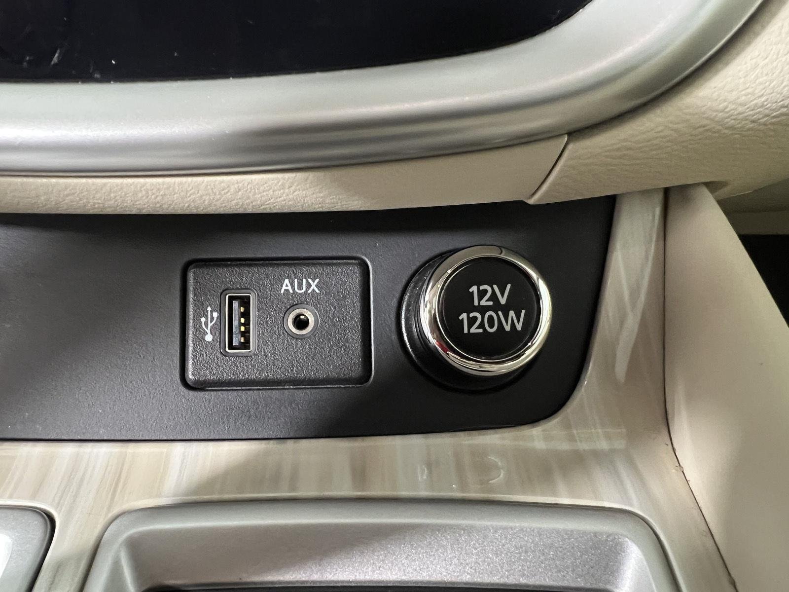 Used 2018 Pearl White Nissan SL image 24