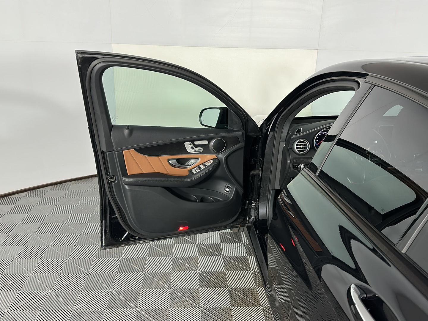 Used 2023 Obsidian Black Metallic Mercedes-Benz GLC 300 image 18