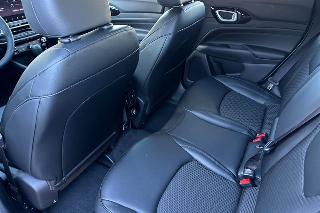 New 2026 Silver Zynith Metallic Clearcoat Jeep Latitude image 14