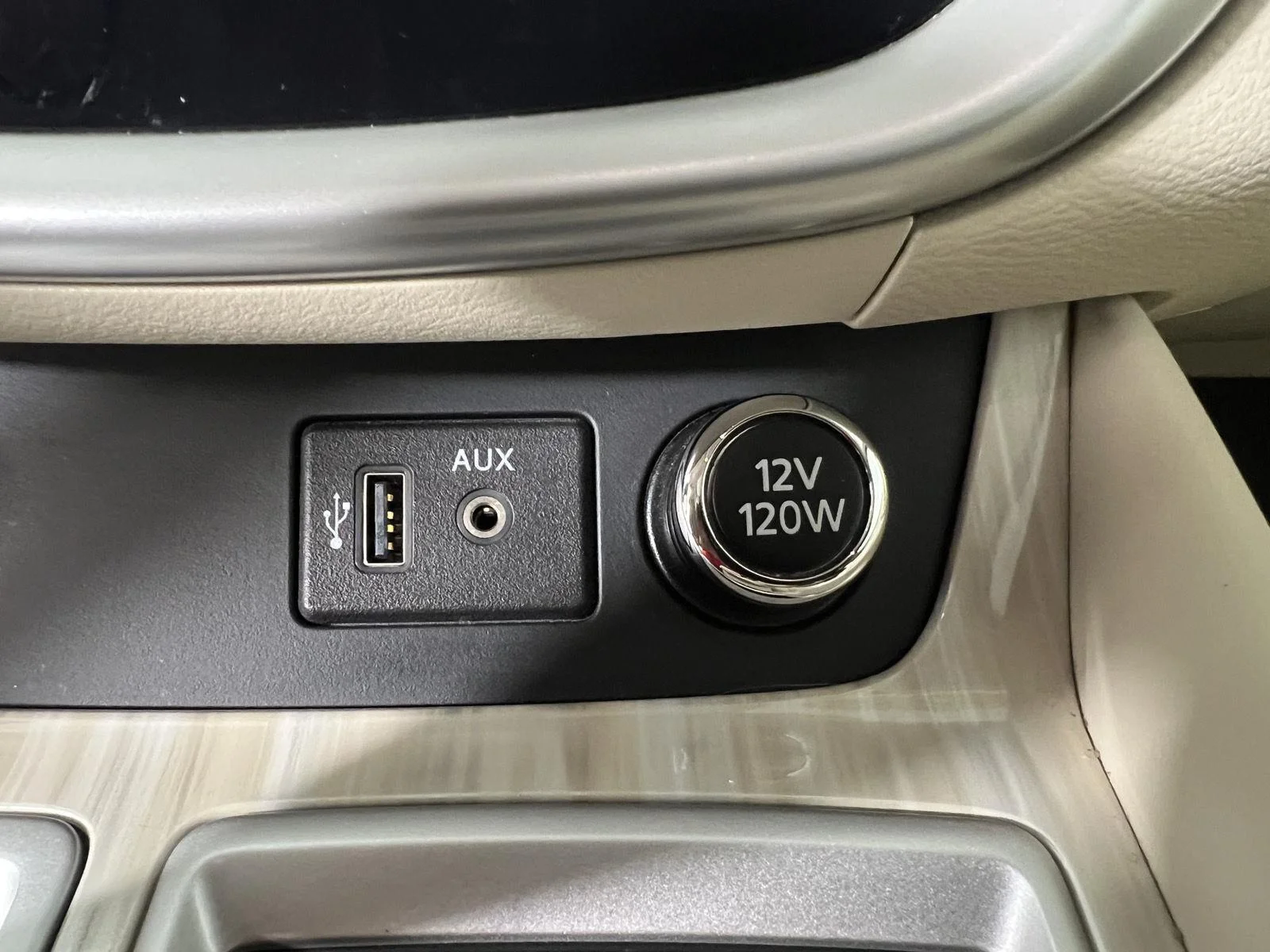 Used 2018 Pearl White Nissan SL image 24