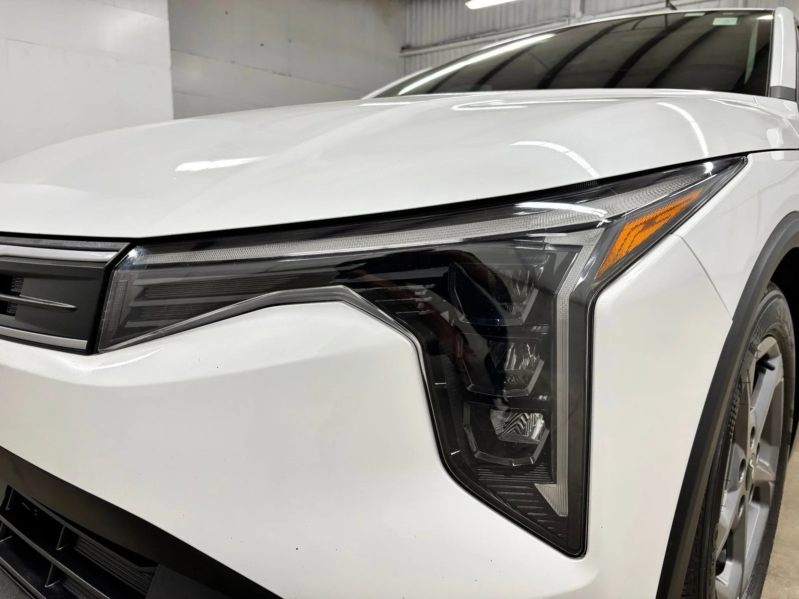 Used 2025 White Kia LXS image 9