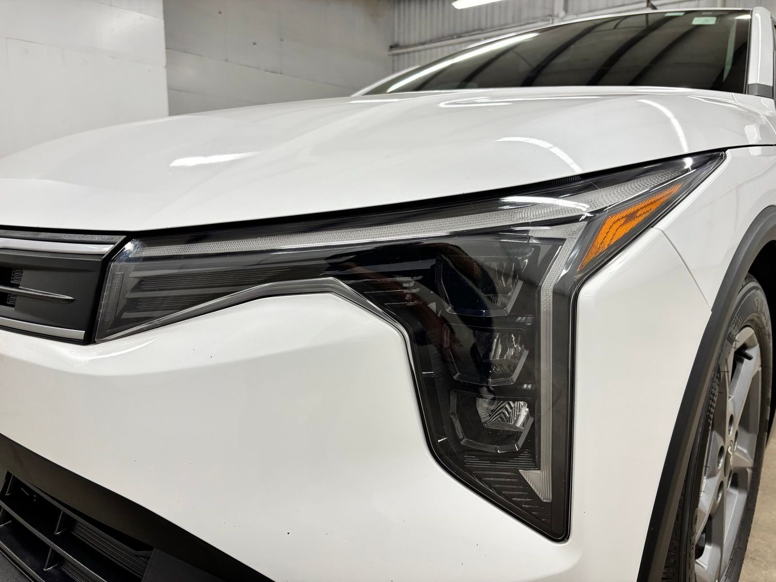 Used 2025 White Kia LXS image 9