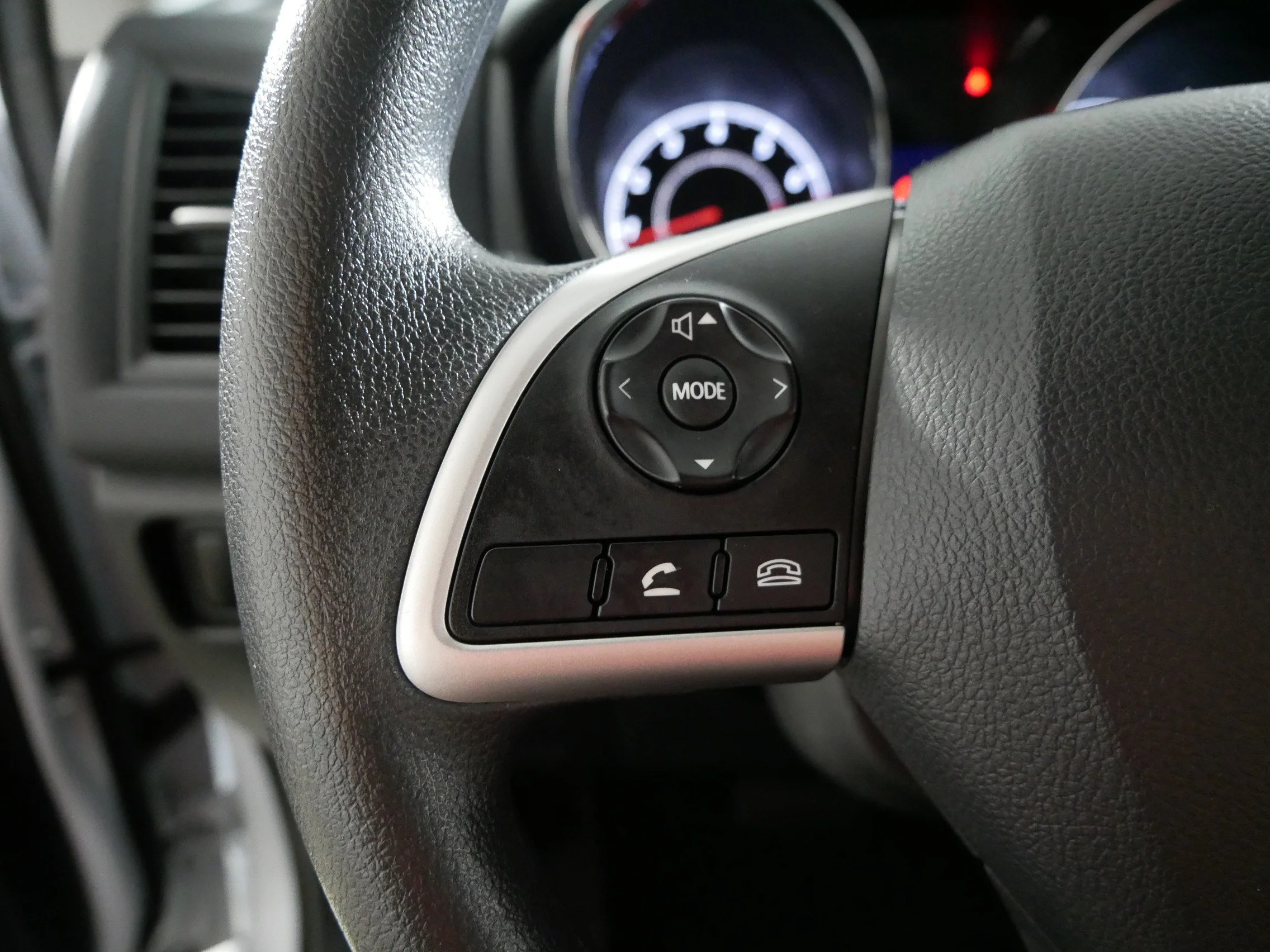 Used 2025 White Diamond Mitsubishi ES image 27