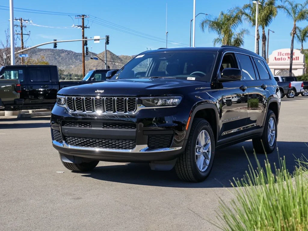New 2026 Diamond Black Crystal Pearl-Coat Exterior Paint Jeep Laredo image 7
