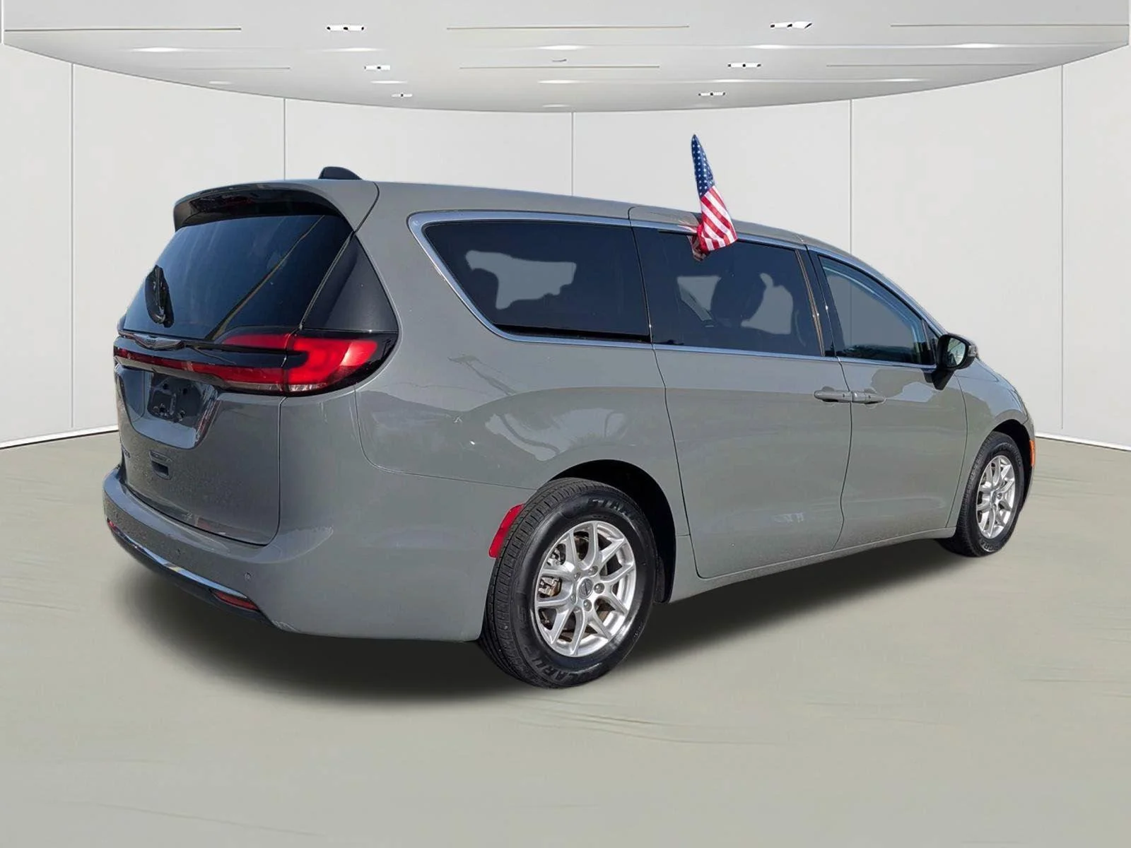 Used 2023 Gray Chrysler Touring L image 3