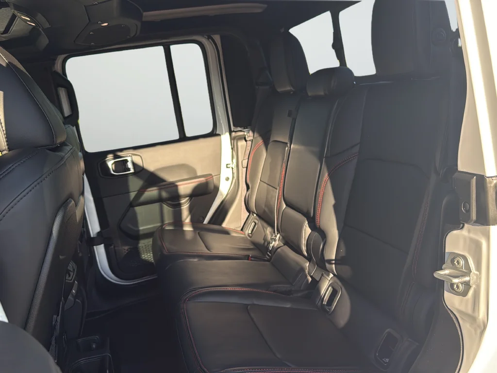 New 2026 Bright White Clear-Coat Exterior Paint Jeep Rubicon X image 35