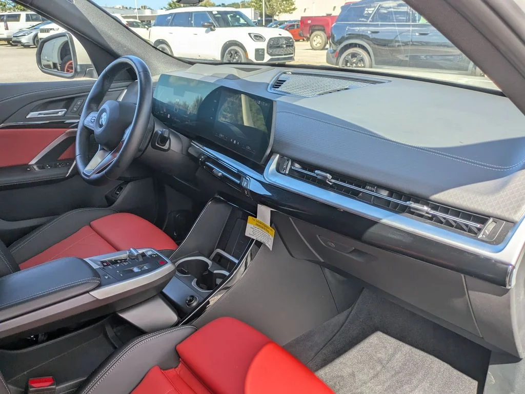 Used 2025 White BMW xDrive28i image 26