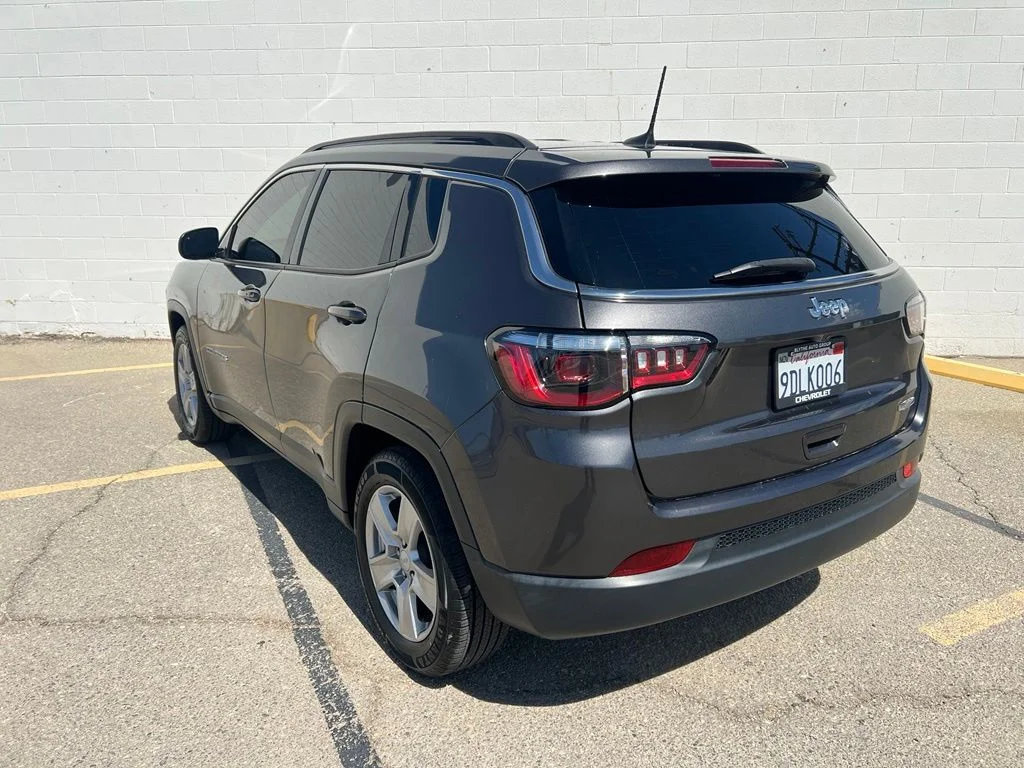 Used 2022 Granite Crystal Clearcoat Metallic Jeep Latitude image 4
