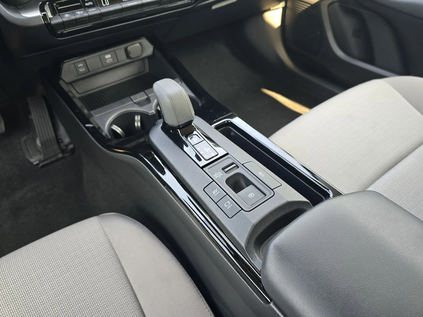 2025 Toyota Prius LE - Photo 17