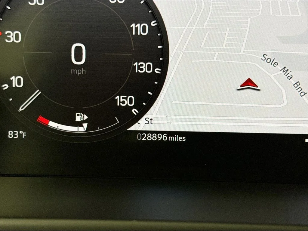 Used 2023 White Land Rover X-Dynamic SE image 12
