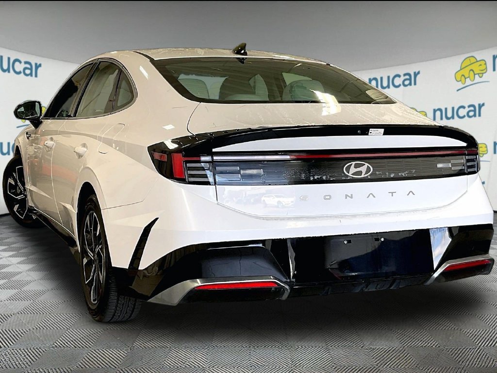 Used 2025 White Hyundai SEL image 4