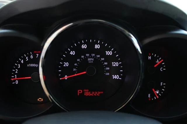 Used 2010 Red Kia Plus image 9